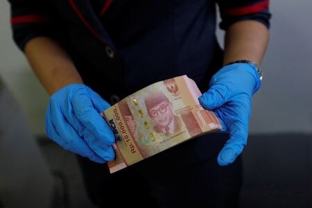 　８月２２日、インドネシア中央銀行が発表した第２・四半期の経常赤字は３０億ドルに拡大した。写真はインドネシアルピア紙幣。２０２０年３月、ジャカルタで撮影（２０２４年　ロイター/Willy Kurniawan）