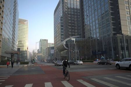 　中国の政府系シンクタンク、国家金融・発展実験室（ＮＩＦＤ）の幹部は、新型コロナウイルスによる肺炎の感染拡大は同国の２０２０年国内総生産（ＧＤＰ）成長率を最大で１％ポイント押し下げる可能性があるとの見方を示した。北京で１０日撮影（２０２０年　ロイター／Tingshu Wang）