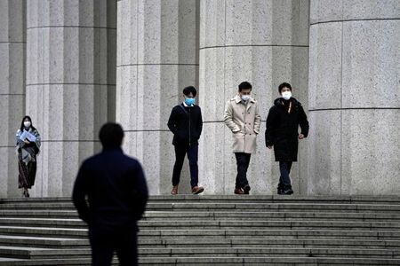 　中国の保健当局のの発表によると、本土で２月２９日に新たに新型コロナウイルスに感染した人は５７３人だった。前日の４２７人から増え、過去１週間で最多となった。写真は上海で２８日撮影（２０２０年　ロイター／Aly Song）