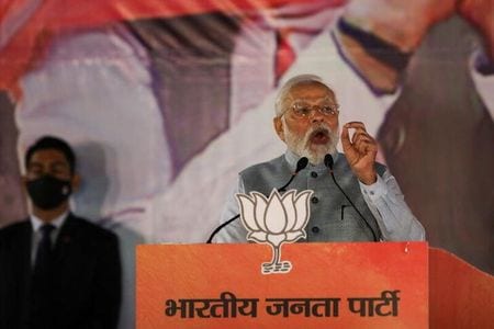 インド外務省は７日、ロシアとの経済関係は拡大よりも「安定化」に力を入れており、欧米がロシアに経済制裁を科す中、ロシアと貿易決済の仕組みを確立しようと取り組んでいると表明した。写真は、ニューデリー市内で演説するインドのモディ首相。２０２２年３月１０日に撮影。（２０２２年　ロイター／Anushree Fadnavis）