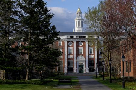 トランプ米政権は２９日、ハーバード大学の留学生受け入れ資格を即時剥奪する計画を撤回し、より長期的な行政手続きを進める可能性を示唆した。写真はマサチューセッツ州ケンブリッジにあるハーバード大学ビジネススクールのキャンパス。４月撮影（２０２５年　ロイター/Faith Ninivaggi）