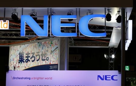 ２月２９日、日本航空電子工業（ＪＡＥ）が親会社のＮＥＣから株式を買い戻すために実施していた自己株式の公開買い付け（ＴＯＢ）について、ＮＥＣはＴＯＢが成立したと発表した。資料写真、２０１７年１０月、幕張メッセで撮影（２０２４年　ロイター／Toru Hanai）
