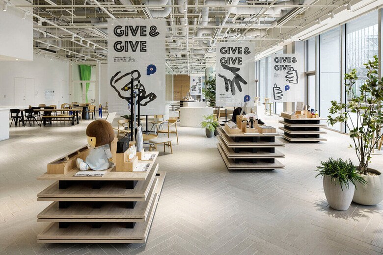 ポットラック ヤエスが拠点とする「イノベーションフィールド八重洲」5階にある交流ラウンジ。偶然の出会いによって会話がはかどるようなオープンスペース。地域の魅力を展示するコーナーもある