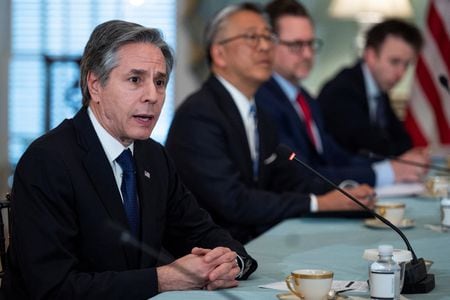 　ブリンケン米国務長官は３月９日、ウクライナのクレバ外相と電話会談し、ロシアの侵攻を受けた追加の安全保障対策や人道支援策について協議した。米国務省が声明を発表した。ワシントンで代表撮影（２０２２年　ロイター）