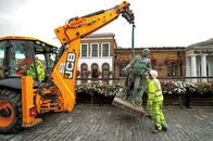 イギリスに飛び火した抗議デモで葬られる「植民地帝国」の象徴