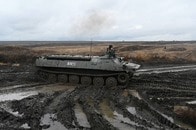 ロシア軍が戦場に乗り捨てた軍用車の「異形」...後ろ半分は「まるで日曜大工」のお粗末さで、地雷原に沈む