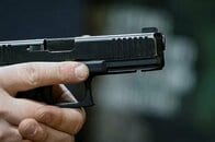 戦時下のウクライナで銃所持規制の緩和論　乱射事件受けて求める声高まるが慎重論も