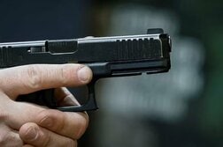 戦時下のウクライナで銃所持規制の緩和論　乱射事件受けて求める声高まるが慎重論も