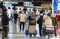 インドネシア、7空港が閉鎖継続　火山灰飛散で