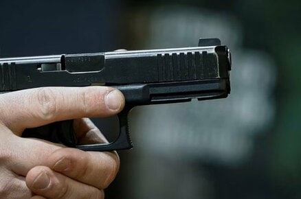 戦時下のウクライナで銃所持規制の緩和論　乱射事件受けて求める声高まるが慎重論も