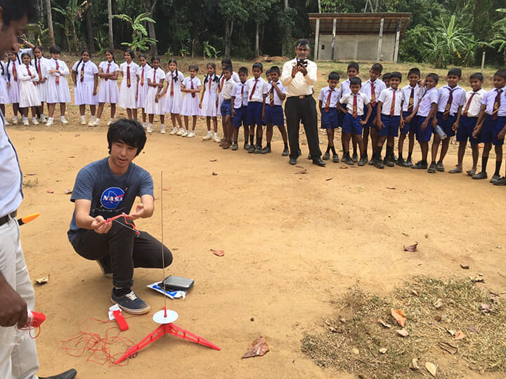 スリランカでロケット教室を行う坪井氏
