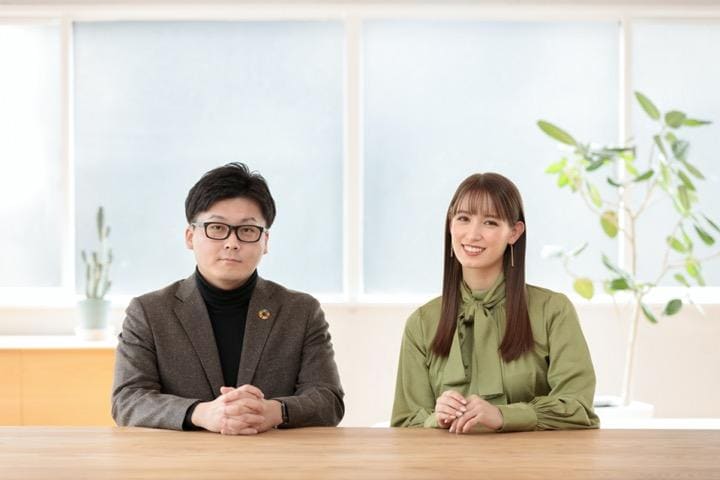 JX通信社代表取締役、報道研究者の米重克洋とモデルのトラウデン直美