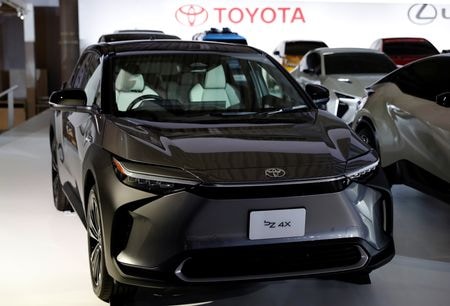 トヨタ自動車は２３日、タイヤを取り付けるボルト部品の不具合により、電気自動車（ＥＶ）「ｂＺ４Ｘ」のリコール（回収・無償修理）を国土交通省に届け出た。対象は、兄弟車のＳＵＢＡＲＵ（スバル）「ソルテラ」の９２台を含む計２０４台。写真はトヨタのｂＺ４Ｘ。東京で昨年１２月撮影。（2022年 ロイター/Kim Kyung-Hoon）