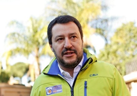　１２月４日、イタリアで実施された憲法改正の是非を問う国民投票の出口調査で反対派の優勢が示されたことを受け、右派野党・北部同盟のサルビーニ書記長（写真）はレンツィ首相が即時辞任すべきだとの考えを示した。１１月撮影（２０１６年　ロイター/Tony Gentile）