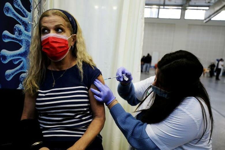イスラエル政府は新型コロナウイルスのワクチン接種について、免疫力の低い成人を対象に米ファイザー製のワクチンの3回目の接種を開始すると明らかにした。イスラエル・ぺタフティクバのワクチン接種会場で1月撮影（2021年　ロイター/Ammar Awad）