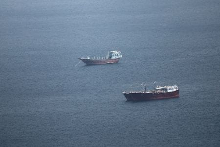 　３月１１日、英国海運貿易オペレーション（ＵＫＭＴＯ）は、ホルムズ海峡で貨物船が飛翔体に当たり火災が発生したため、乗組員が避難し支援を要請したと明らかにした。写真は２日、ホルムズ海峡を航行する船舶。オマーンのムサンダムから撮影（２０２６年　ロイター/Amr Alfiky）