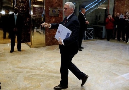 １１月２３日、米鉄鋼協会はトランプ次期米大統領の政権移行チームと大統領選以降接触していることを明らかにした。写真は政権移行チームを率いるペンス次期副大統領。ニューヨークのトランプタワーで２２日撮影(２０１６年　ロイター/MIKE SEGAR)