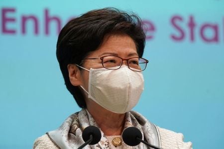 　８月１７日、香港の林鄭月娥（キャリー・ラム）行政長官（写真）は定例会見で、香港の主要法曹団体の一つが政治に関与すれば関係を絶つ可能性があると警告した。写真は香港で３月撮影（２０２１年　ロイター／Lam Yik）