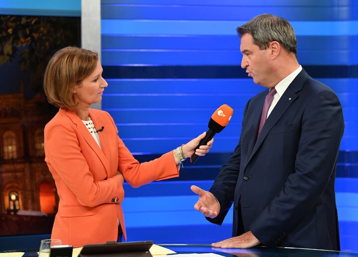 選挙後にテレビ番組でインタビューに応じるCSUのゼーダー・バイエルン州首相　Lukas Barth/REUTERS