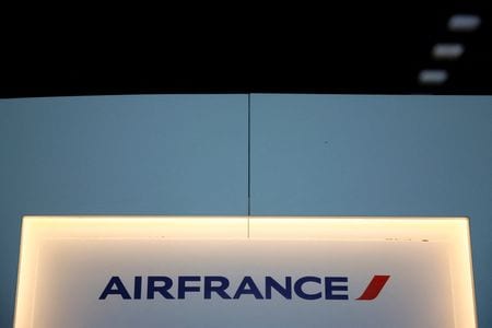 　１２月５日、フランスの石油大手トタルエナジーズと欧州航空大手エールフランスＫＬＭは、「持続可能な航空燃料（ＳＡＦ）」の供給に関する覚書に署名したと発表した。写真はエールフランスのロゴ。フランスのシャルルドゴール空港で７月撮影（２０２２年　ロイター／Sarah Meyssonnier ）