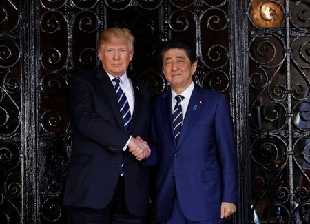 　４月１７日、トランプ米大統領（写真左）は、北朝鮮の金正恩（キム・ジョンウン）朝鮮労働党委員長との首脳会談に向け、米国が北朝鮮と「極めてハイレベルの直接対話」を始めたことを明らかにした。フロリダ州のリゾート施設「マールアラーゴ」で撮影（２０１８年　ロイター/Kevin Lamarque）