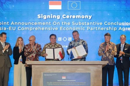 　９月２３日、欧州連合（ＥＵ）とインドネシアは、９年にわたる交渉を経て自由貿易協定（ＦＴＡ）を締結した。写真はインドネシアのハルタルト調整相（経済担当）と欧州委員会のシェフチョビッチ欧州委員（通商担当）。同日、インドネシアのヌサドゥアで撮影（２０２５年　ロイター/Johannes P. Christo）