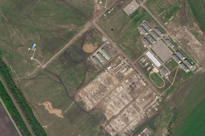 ロシア西部バルイキの町は、ウクライナ国境近辺における最新の戦況において、ロシア軍の重要な集結拠点になっている。写真はPlanet Labs PBCが公開した、バルイキの衛星写真。6日入手（2022年　ロイター/Planet Labs PBC）