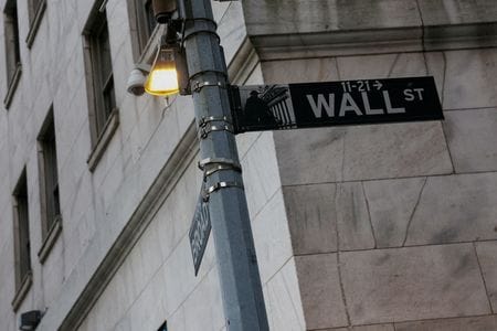 米ニューヨーク証券取引所（NYSE）前で2025年3月撮影。REUTERS/Shannon Stapleton/File Photo