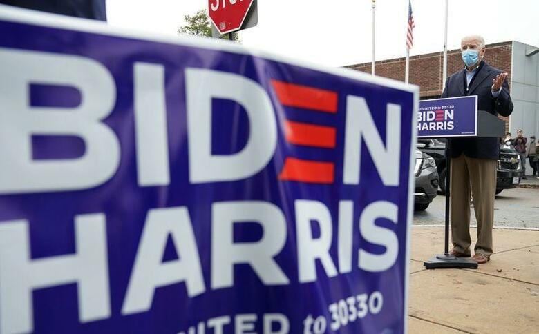 ロイター／イプソスが２６日発表した米大統領選（１１月３日投開票）の最新支持率調査によると、激戦州のウィスコンシン州で民主党のバイデン大統領候補が再選を目指すトランプ大統領に対するリードを広げている。ペンシルベニア州チェスターで２６日撮影（２０２０年　ロイター/KEVIN LAMARQUE）