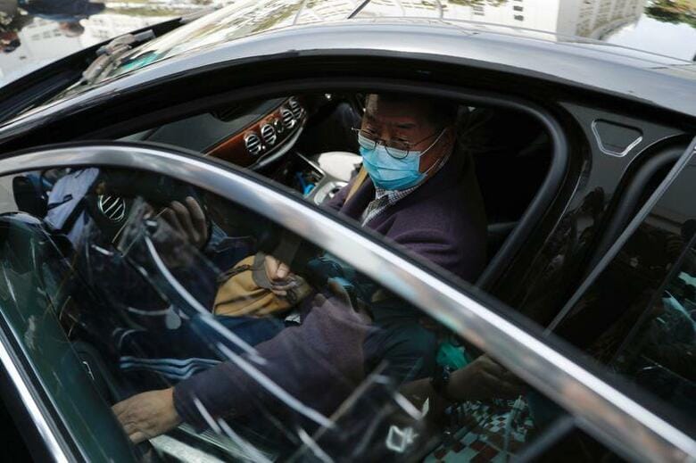 香港警察は18日、昨年の大規模デモを巡り「違法な集会」を組織し参加した容疑で、ベテランの政治家やメディア界の著名実業家、大物弁護士ら民主派活動家15人を逮捕した。写真はメディア界の著名実業家である黎智英（ジミー・ライ）氏。2月18日、香港で撮影（2020年　ロイター/Tyrone Siu）