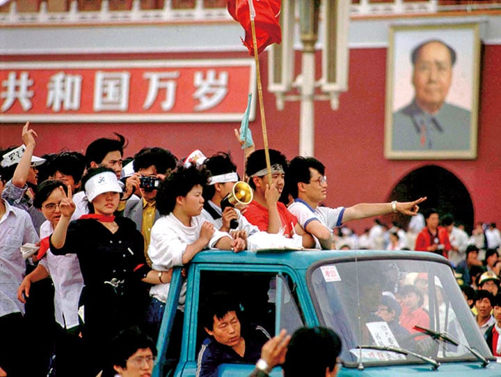 天安門広場に集結した学生たち（89年6月4日、首都北京）　Bobby Yip-REUTERS