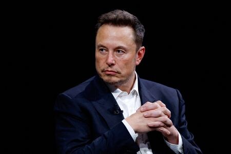 　７月２３日、米電気自動車（ＥＶ）大手テスラのイーロン・マスク最高経営責任者（ＣＥＯ、写真）は、共和党の大統領候補に指名されたトランプ前大統領が電気自動車（ＥＶ）普及策を撤回する可能性について、同社より他の自動車メーカーの方が大きな打撃を受けるとの見方を示した。写真はフランスのパリで昨年６月撮影（２０２４　ロイター／Gonzalo Fuentes）
