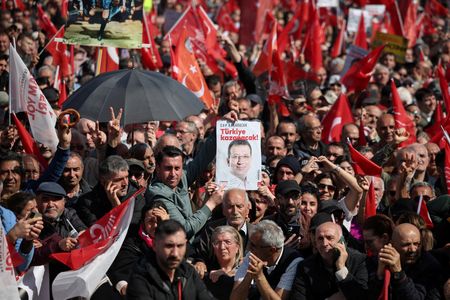 　トルコ最大都市イスタンブールのイマモール市長逮捕を受け、同市では２９日、数十万人が抗議集会に参加し、ここ１０年あまりで最大規模の反政府デモとなった。写真は、逮捕に抗議する集会。同日、イスタンブールで撮影（２０２５年　ロイター/Louisa Gouliamaki）
