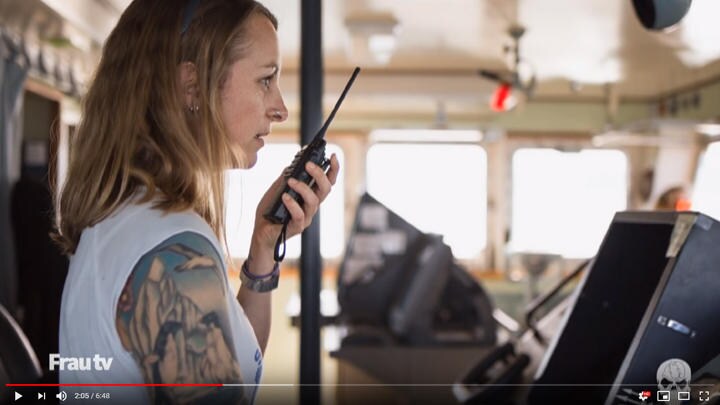 地中海で難民を救助してきたドイツ人船長ピア・クレンプ　ARD-YouTube