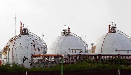 ８月１日、米原油先物が一時４月以来初めて１バレル＝４０ドルを割り込んだ。ＯＰＥＣの７月産油量が過去最高を記録する勢いであることを示す調査を嫌気した。メキシコのカデレイタで７月撮影（２０１６年　ロイター/DANIEL BECERRIL）
