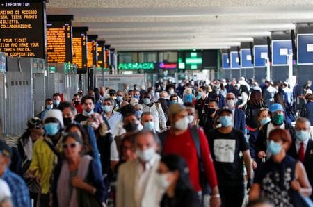 新型コロナウイルス感染が広がったイタリア北部の町ヴォーで実施された大規模検査から感染者の４０％が無症状だったことが示され、無症状患者の特定や隔離が大規模な流行を阻止する上で重要である可能性を示唆した。写真はローマ・テルミニ駅のようす。３日撮影（２０２０年　ロイター/Guglielmo Mangiapane）