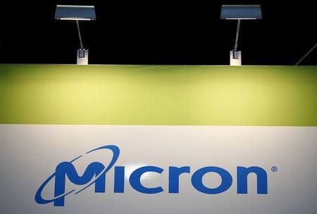 　３月２６日、新型コロナウイルスの世界経済への影響が警戒される中にあって、半導体材料メーカーの事業は堅調に推移している。写真はマイクロン・テクノロジーのロゴ。フランクフルトで２０１５年７月撮影（２０２０年　ロイター／Kai Pfaffenbach）