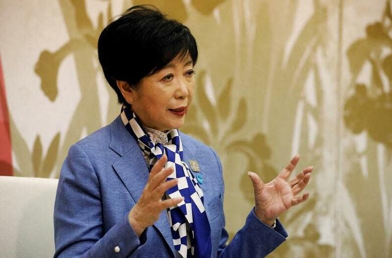 東京都の小池百合子知事（写真）はの会見で、新型コロナウイルスのオミクロン株について都内で4人が陽性となり、1人は市中感染とみられると述べた。写真は都内で7月撮影（2021年　ロイター／Kim Kyung-Hoon）