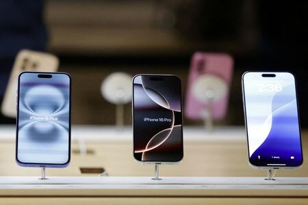１月２１日、インドネシアのロサン・ルスラニ投資相はスイスのダボスで、スマートフォン「ｉＰｈｏｎｅ１６」販売禁止の解除につながる投資計画を巡って米アップルと合意間近だと明らかにした。写真はｉＰｈｏｎｅ。ニューヨークで２０２４年１０月撮影（２０２５年　ロイター/Kent J. Edwards）