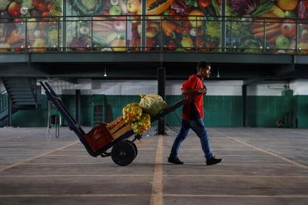 　ブラジル地理統計院（ＩＢＧＥ）が２５日発表した７月中旬の消費者物価指数が予想を下回った。写真はブラジリアで果物を運ぶ人。５月撮影（２０２３年　ロイター／Adriano Machado）