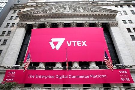 　ソフトバンクグループが出資するブラジルの電子商取引プラットフォーム、ＶＴＥＸが２１日、ニューヨーク証券取引所（ＮＹＳＥ）に上場した。一時は３０％超上昇し、同セクターへの投資家の関心の高さが鮮明になった。ＮＹＳＥで撮影（２０２１年　ロイター/Brendan McDermid）