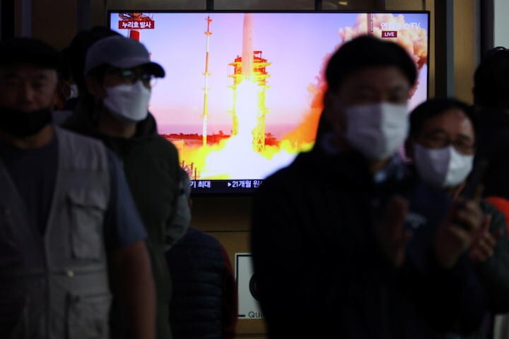 ソウル駅で、国産ロケットの発射に注目する人々　REUTERS/Kim Hong-Ji