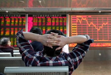 　中国電子商取引大手アリババ・グループ傘下の金融会社アント・グループによる香港と上海でのＩＰＯ計画は、今年上期のＩＰＯ番付で世界第５位に落ちた香港取引所にとって、巻き返しの起爆剤となる可能性がある。写真は１月、北京で株価ボードを見る投資家（２０２０年　ロイター／Jason Lee）