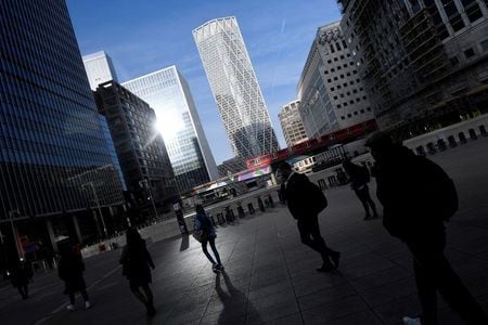 　ＩＨＳマークイット／ＣＩＰＳが発表した英国の１１月のサービス部門購買担当者景気指数（ＰＭＩ）改定値は４７．６で、前月の５１．４から低下した。ロンドンで９月撮影（２０２０年　ロイター／Toby Melville）