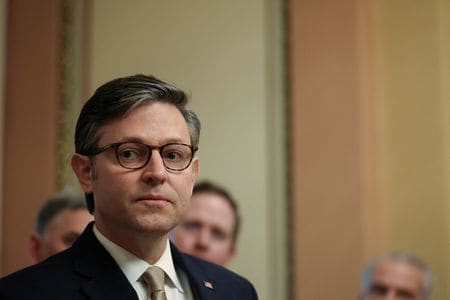 マイク・ジョンソン米下院議長（共和党）は５日、トランプ大統領の税制改革法案について、２６日のメモリアルデー（戦没将兵追悼記念日）前後を可決目標として維持する考えを示した。１月撮影（２０２５年　ロイター/Kaylee Greenlee Beal）
