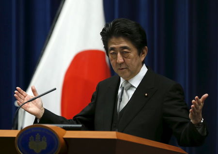 　１０月７日、安倍晋三首相は内閣改造後に会見し、今後も経済最優先でＧＤＰ６００兆円を目指す経済政策を一層強化するとの決意を語った（２０１５年　ロイター/YUYA SHINO）