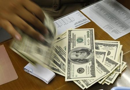 　１０月３０日、ニューヨーク外為市場は、ドルに利食い売りが発生、主要通貨に対して下落した。写真はドル紙幣を扱うジャカルタの両替商。２０１３年８月撮影（２０１５年　ロイター／Beawiharta）
