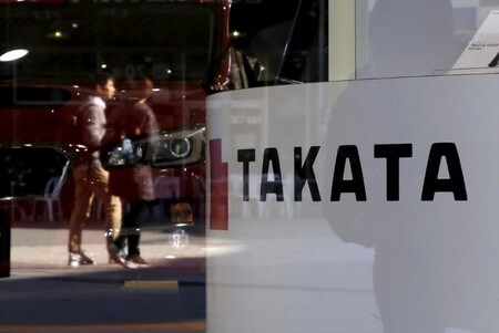 　１２月９日、米運輸省はタカタ製エアバッグのインフレーターについて、自動車メーカー各社に交換作業を加速させるよう圧力をかける方針を示した。写真は東京のショールームから見えるタカタのロゴ、昨年１１月撮影。（２０１６年　ロイター／Toru Hanai ）