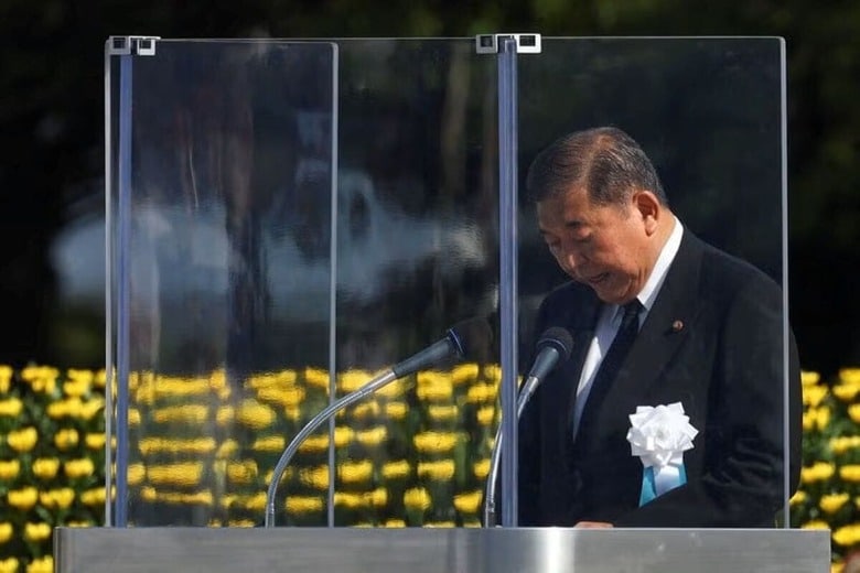 石破茂首相は６日、広島平和記念式典出席後に記者会見し、戦後８０年を踏まえたメッセージで「二度と戦争を起こさない仕組みを考えたい」と述べた。写真は式典であいさつする石破首相。広島市で撮影（２０２５年　ロイター／Kim Kyung-Hoon）