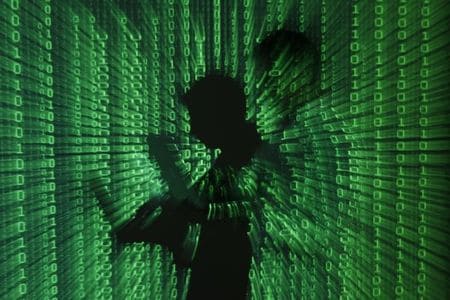 ６月８日、米陸軍は軍のウェブサイトがサイバー攻撃を受けたために一時アクセスを遮断したと明らかにした。写真はプロジェクターに映るコンピューターコード。ワルシャワで２０１３年６月撮影（２０１５年　ロイター/KACPER PEMPEL）